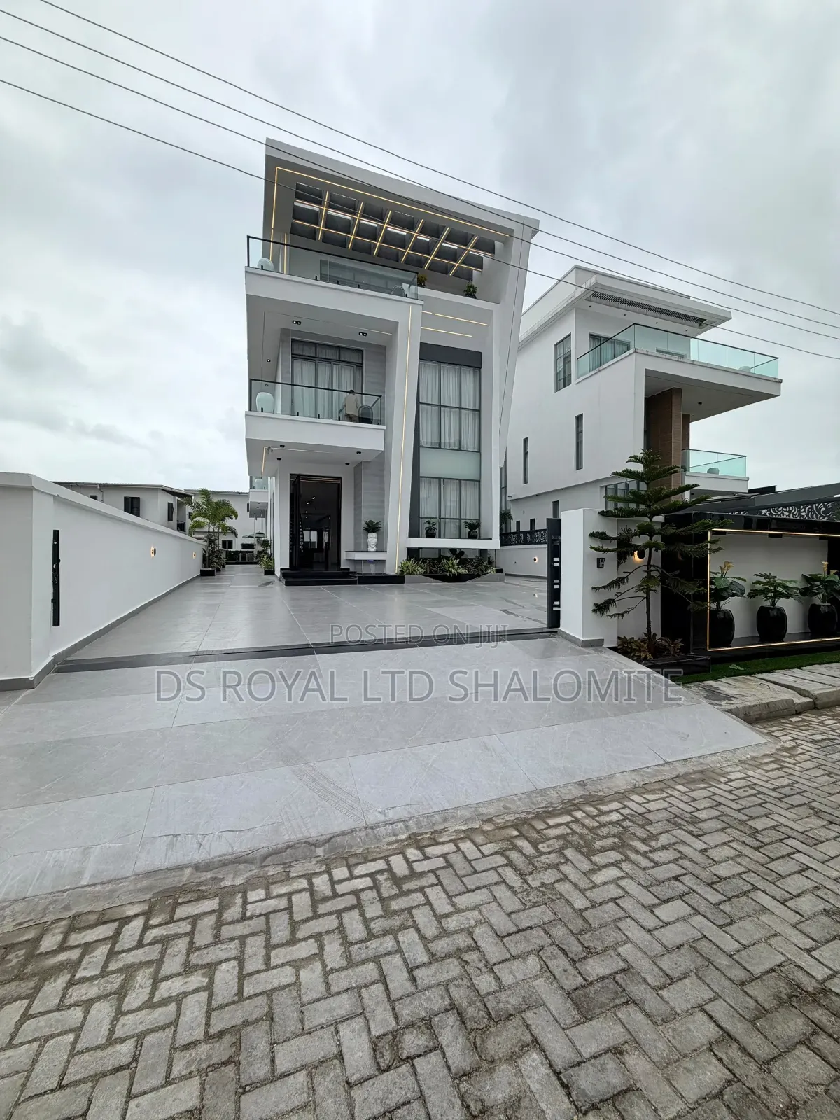 5bdrm Duplex in Osapa london for sale in Osapa london
