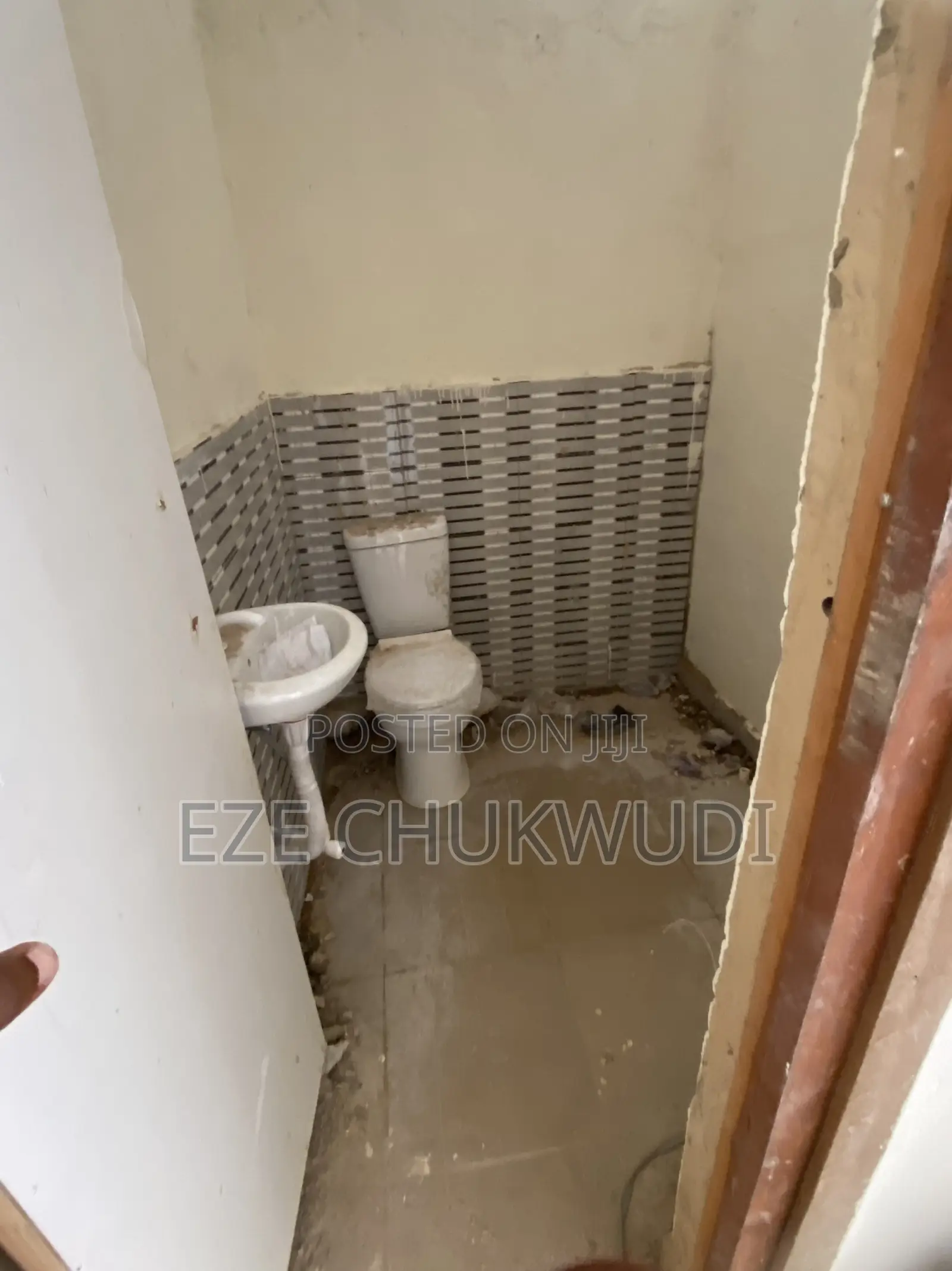 Available 1 Room Office Space/Shop in Enugu