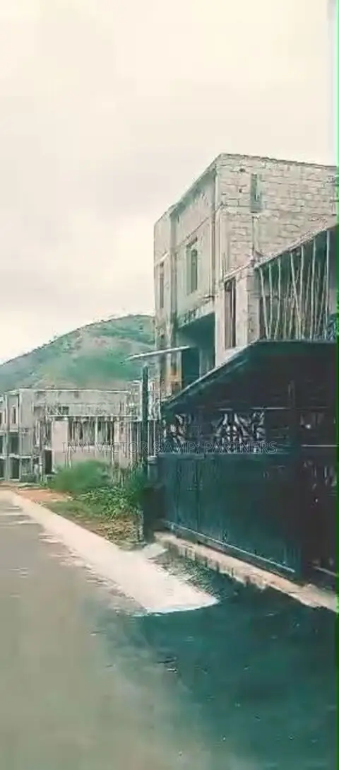 5bdrm Duplex in Life Camp for sale in Life Camp