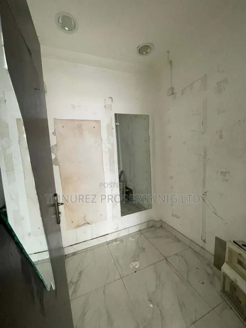 Showroom Direct Facing Road for Rent Lekki Phase1 in Lekki Phase 1