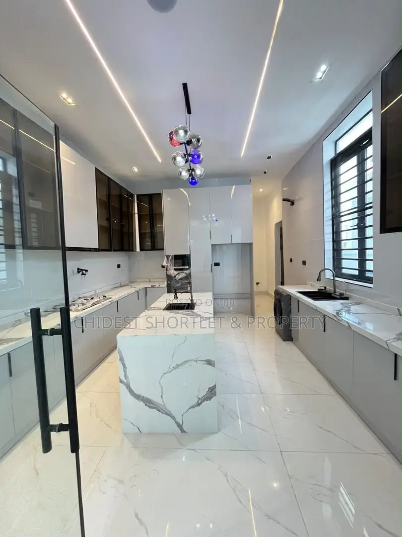 5bdrm Duplex in Chevron for sale in Chevron