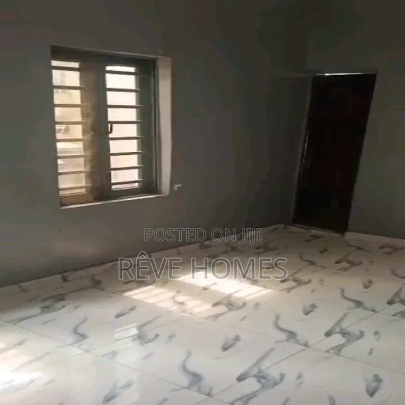 2bdrm Block of Flats in Adekunle for rent in Adekunle