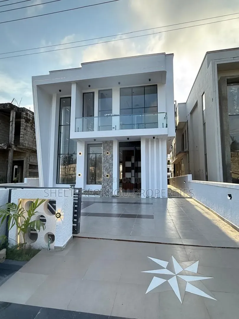 5bdrm Duplex in Ikota for sale in Ikota
