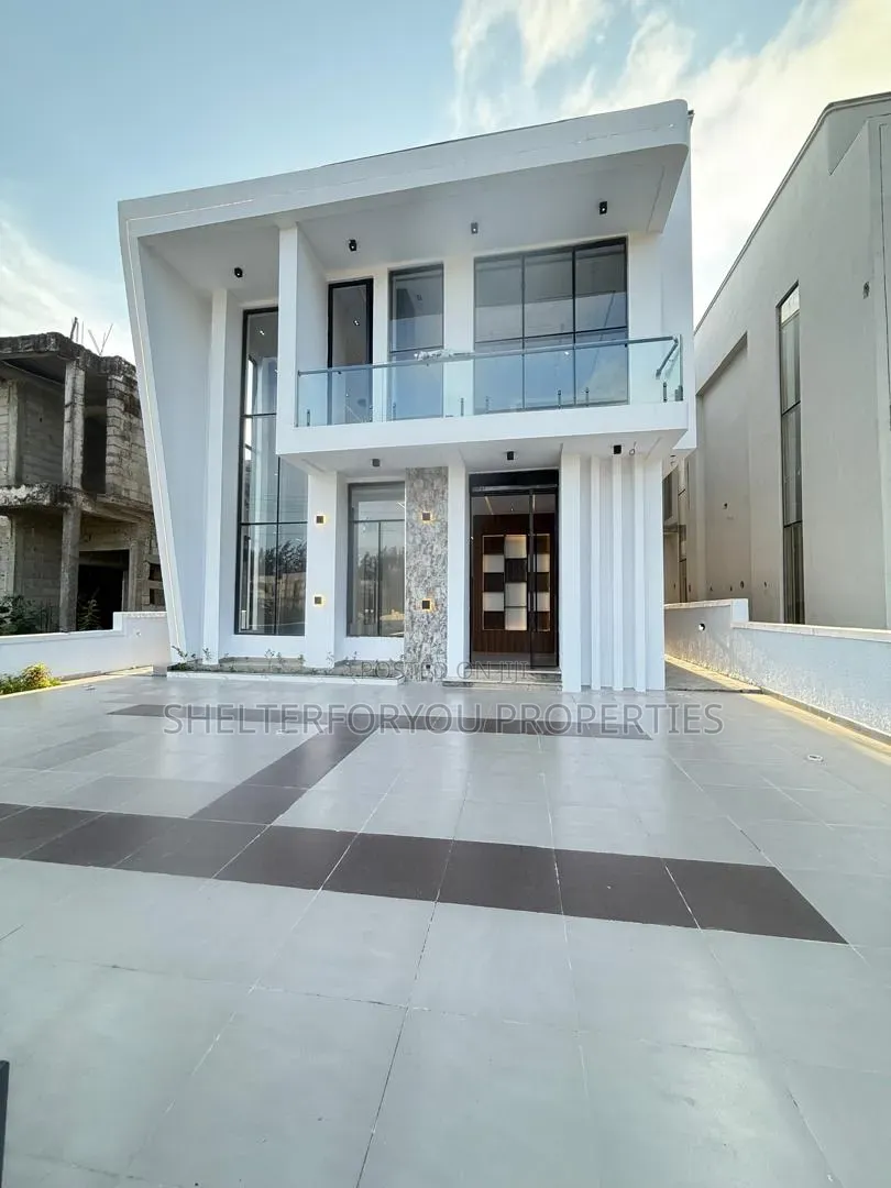 5bdrm Duplex in Ikota for sale in Ikota