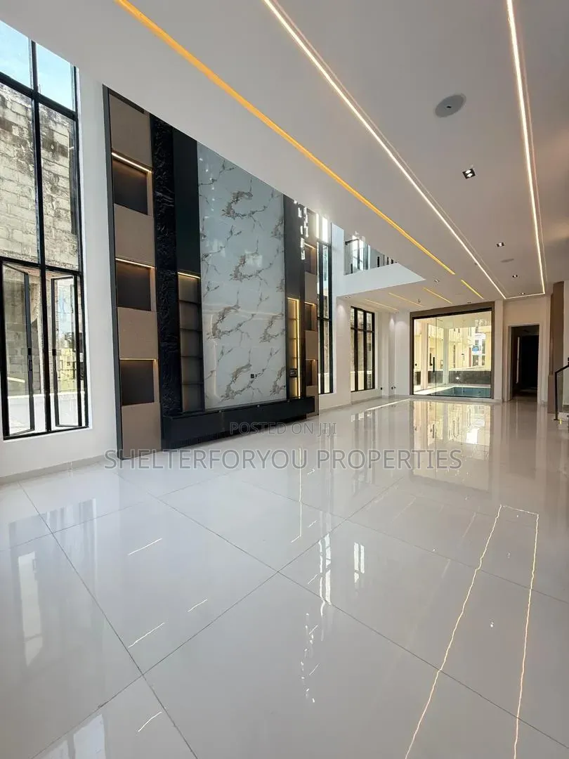 5bdrm Duplex in Ikota for sale in Ikota