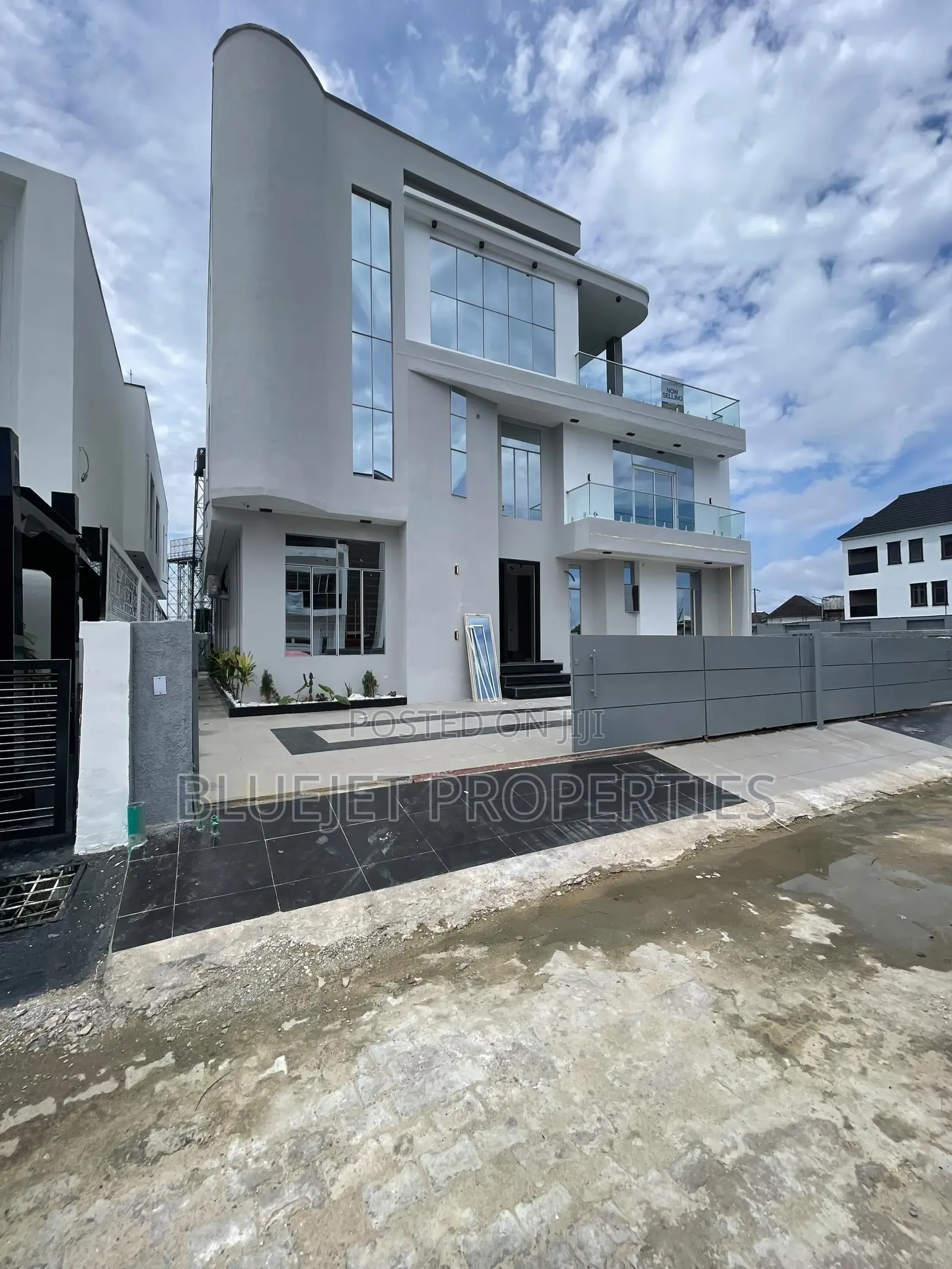 5bdrm Duplex in Chevron for sale in Chevron