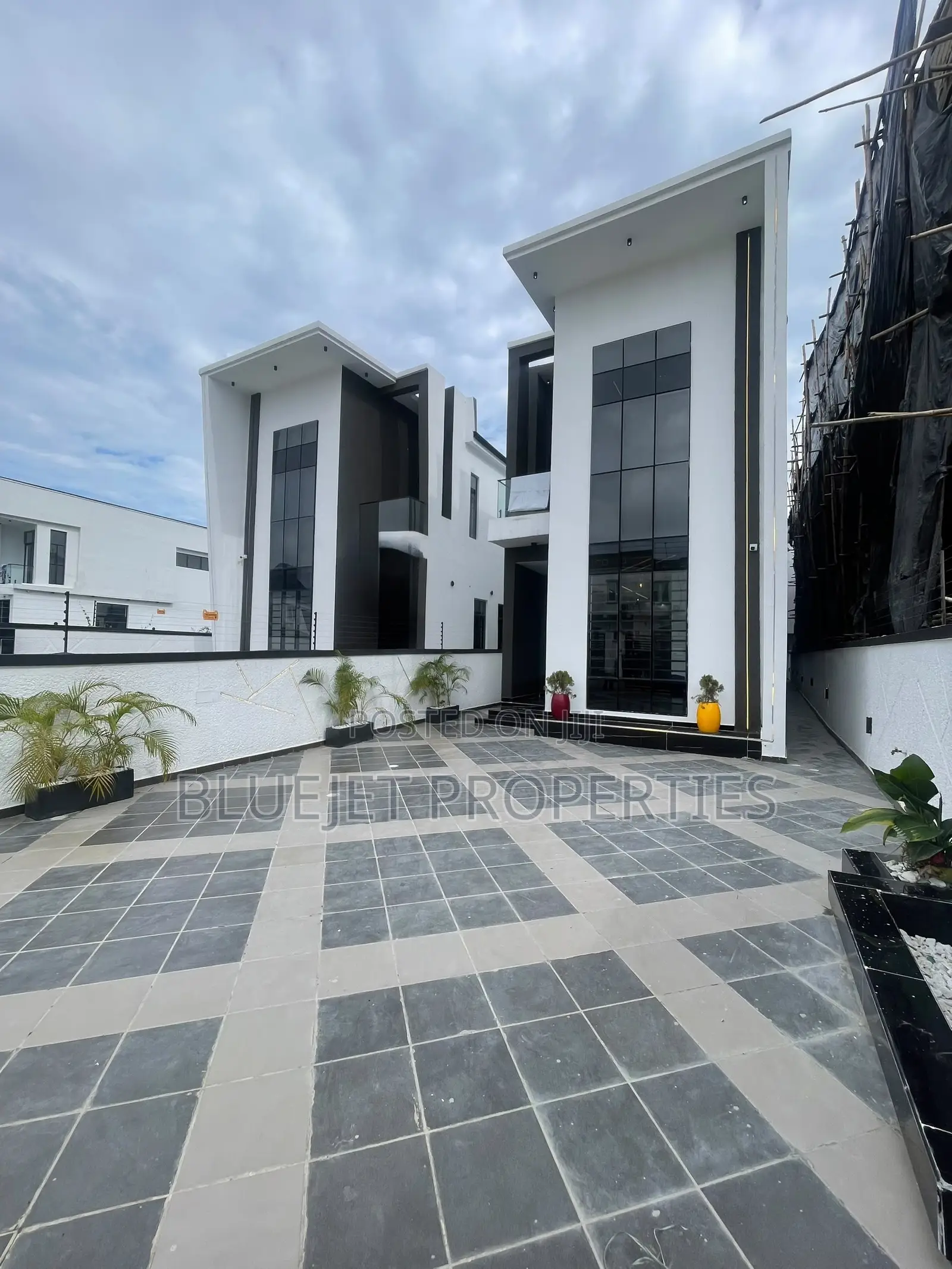 5bdrm Duplex in Ikota for sale in Ikota