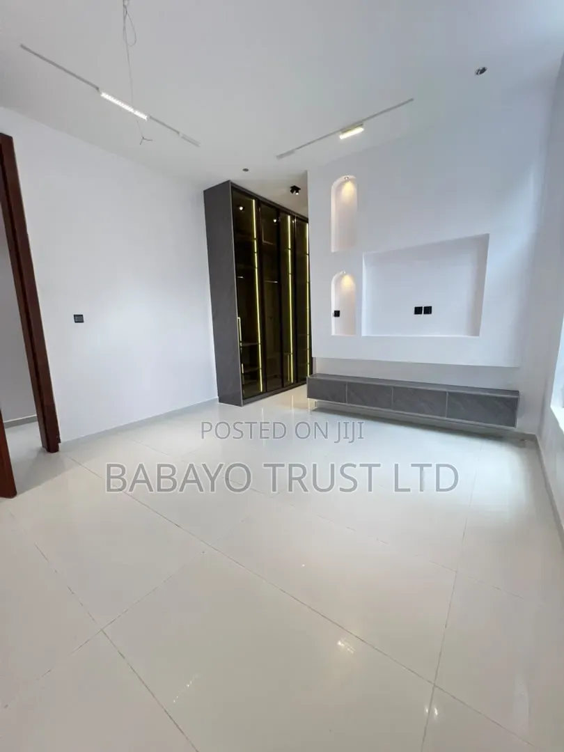5bdrm Duplex in Lekki Phase 1 for sale in Lekki Phase 1