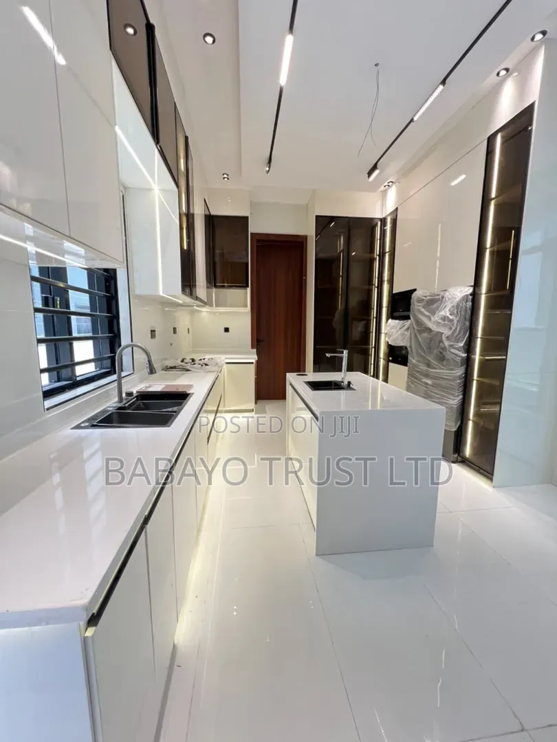5bdrm Duplex in Lekki Phase 1 for sale in Lekki Phase 1