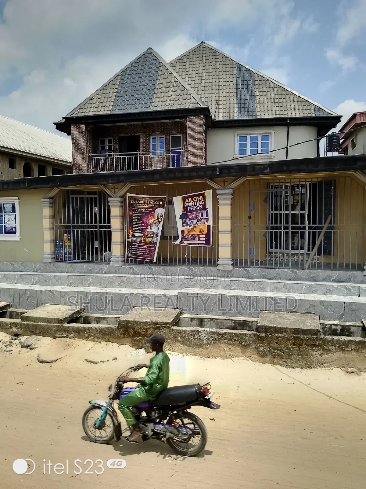 Furnished 19bdrm House in Okokomaiko for sale in Okokomaiko