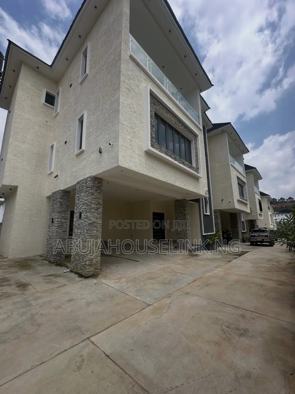 4bdrm Duplex in Apo Resettlement for sale in Apo Resettlement