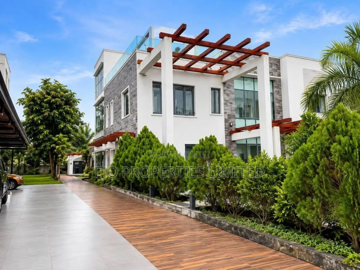 8bdrm Mansion in Osapa london for sale in Osapa london