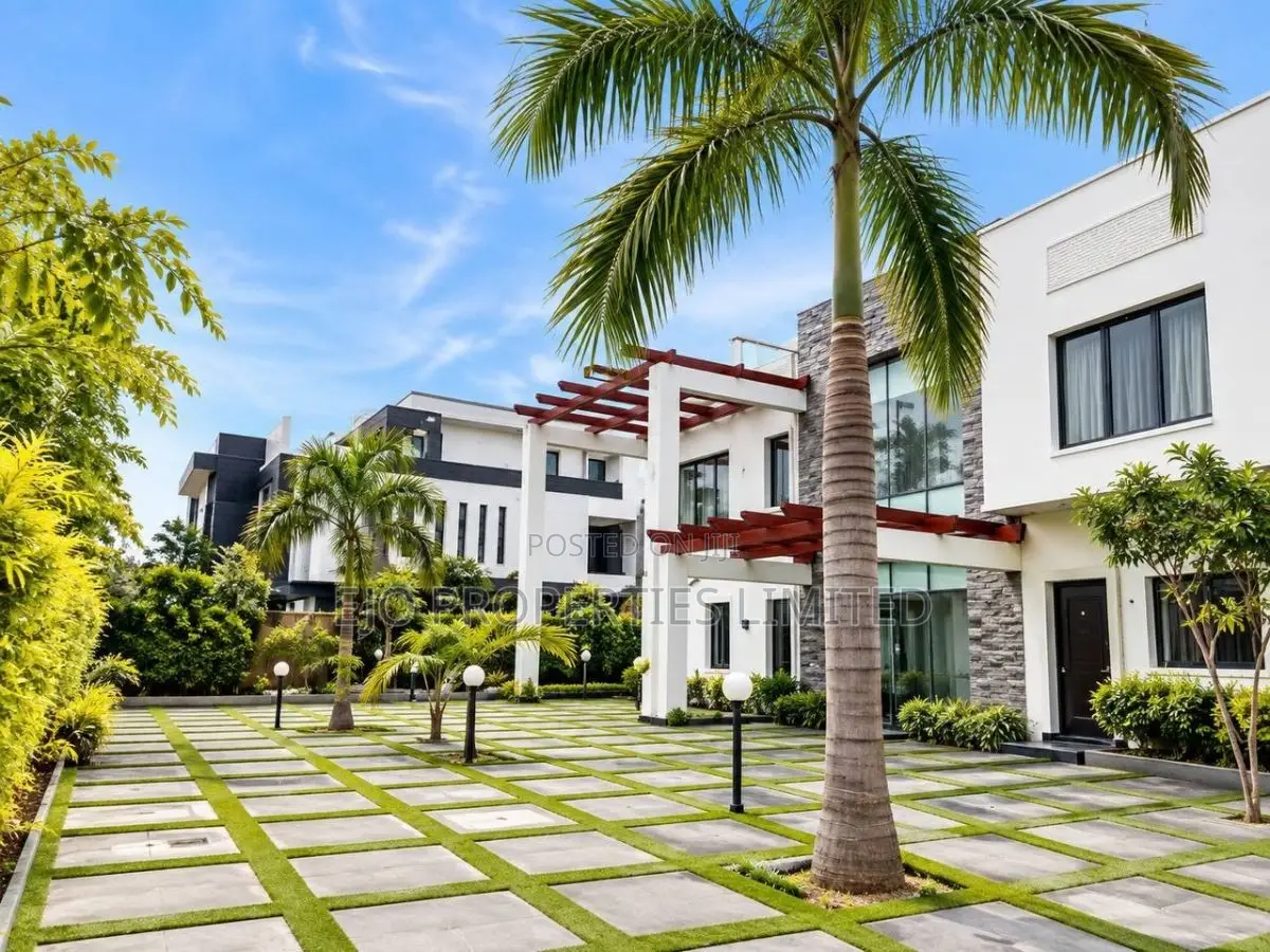 8bdrm Mansion in Osapa london for sale in Osapa london