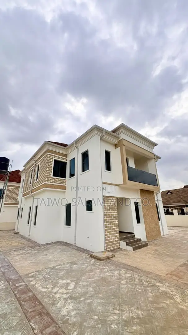 4bdrm Duplex in Kolapo Ishola Gra,, Akobo for sale in Akobo