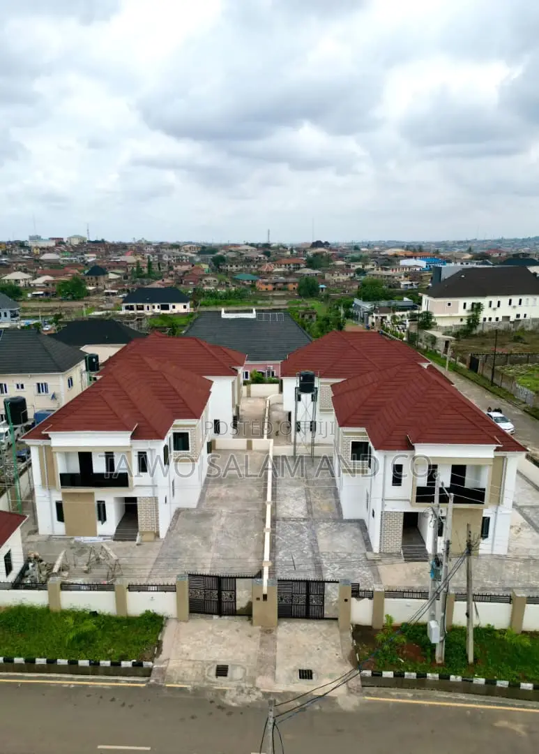 4bdrm Duplex in Kolapo Ishola Gra,, Akobo for sale in Akobo