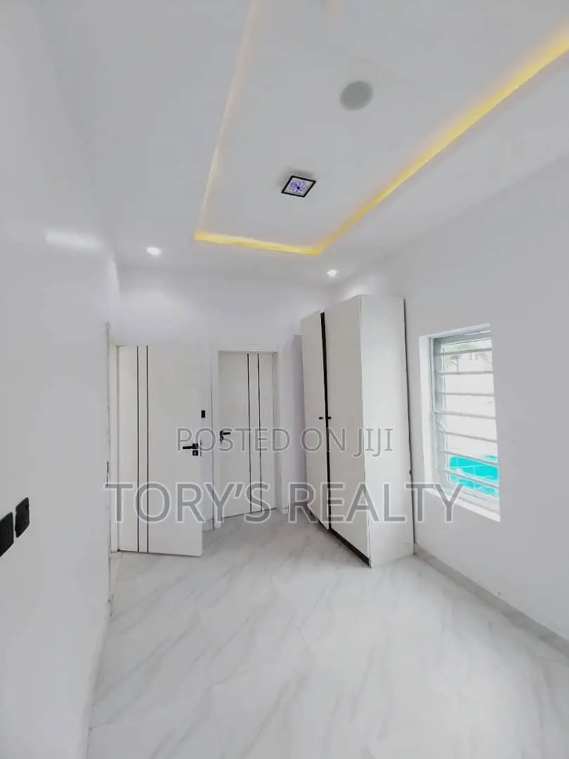 6bdrm Duplex in Chevron for rent in Chevron