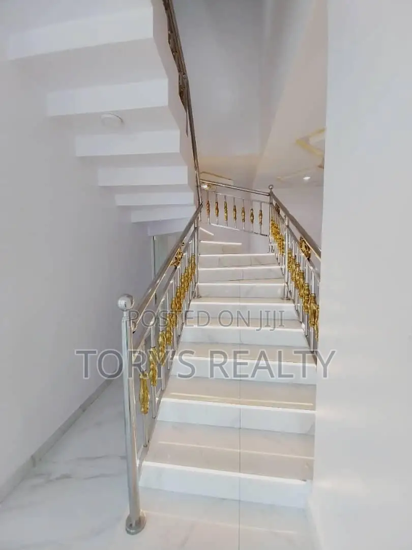 6bdrm Duplex in Chevron for rent in Chevron
