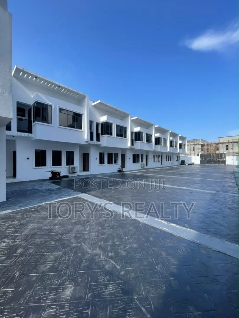 3bdrm Townhouse/Terrace in Lekki Phase 2 for sale in Lekki Phase 2