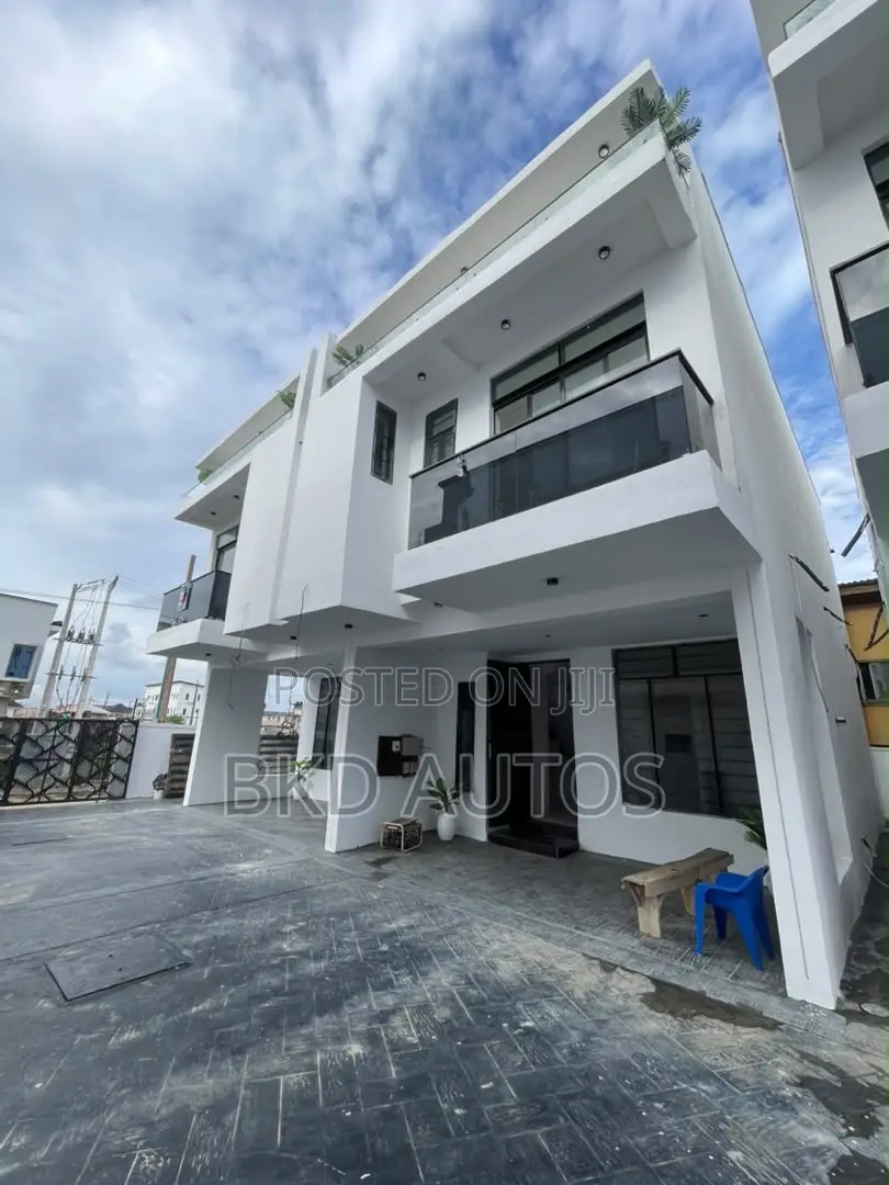 3bdrm Duplex in Ikota for sale in Ikota