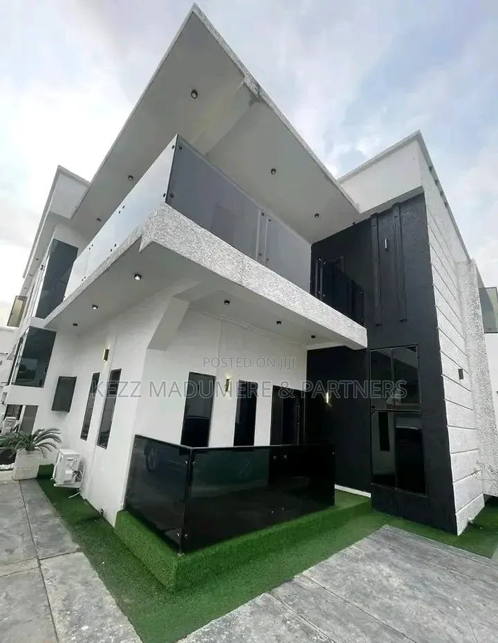 4bdrm Duplex in Radio Est , Mgboba , New Layout for sale in New Layout