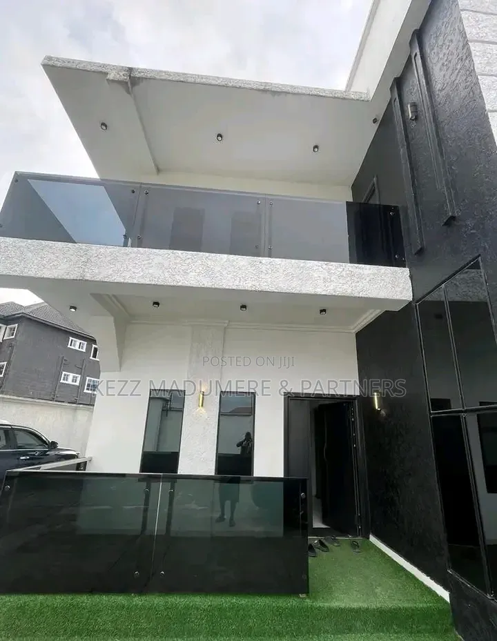 4bdrm Duplex in Radio Est , Mgboba , New Layout for sale in New Layout