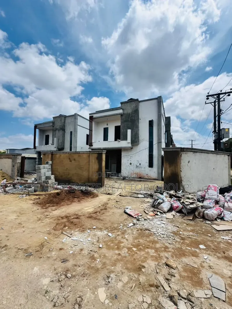 4bdrm Duplex in College Road Fagba for sale in College