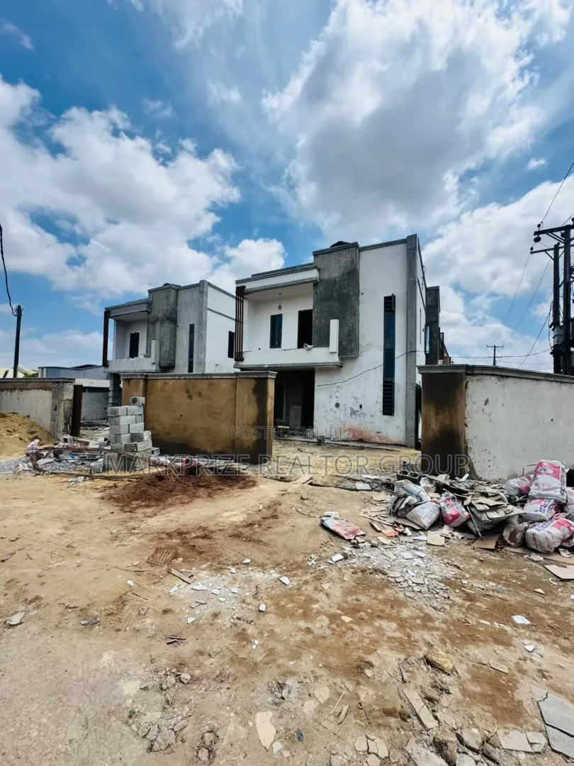 4bdrm Duplex in College Road Fagba for sale in College
