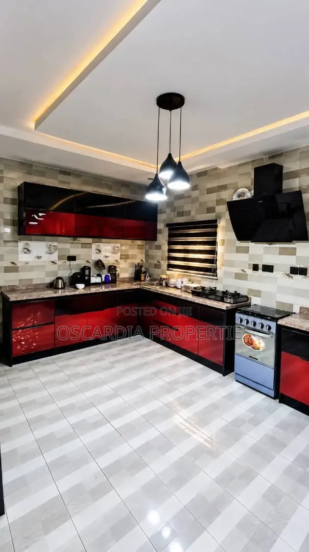 Furnished 7bdrm Duplex in Aco Estate, Kiami for sale in Kiami