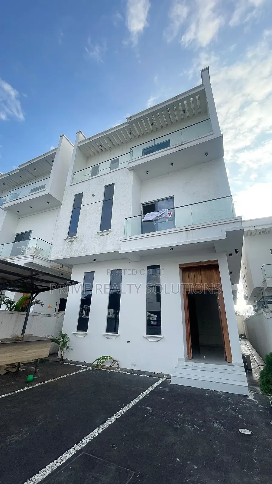 6bdrm Duplex in Chevron for rent in Chevron