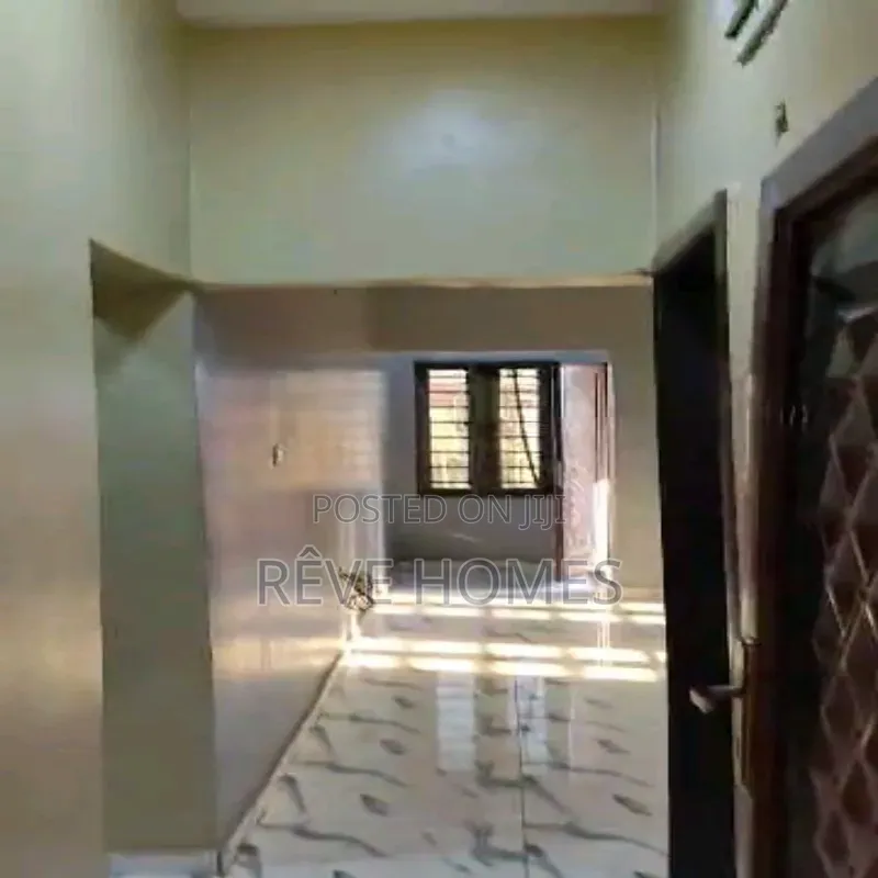 2bdrm Block of Flats in Adekunle for rent in Adekunle