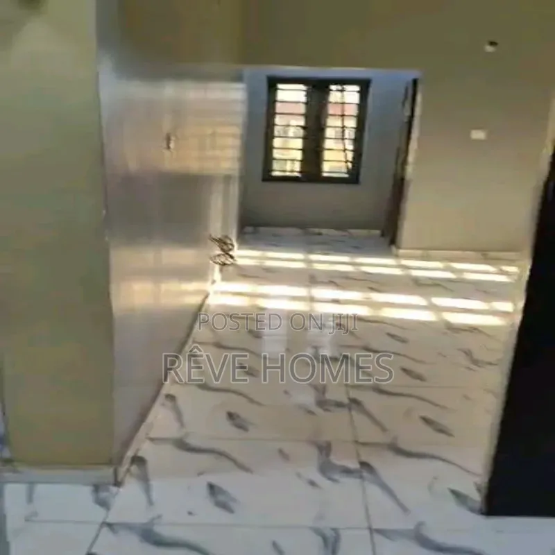 2bdrm Block of Flats in Adekunle for rent in Adekunle
