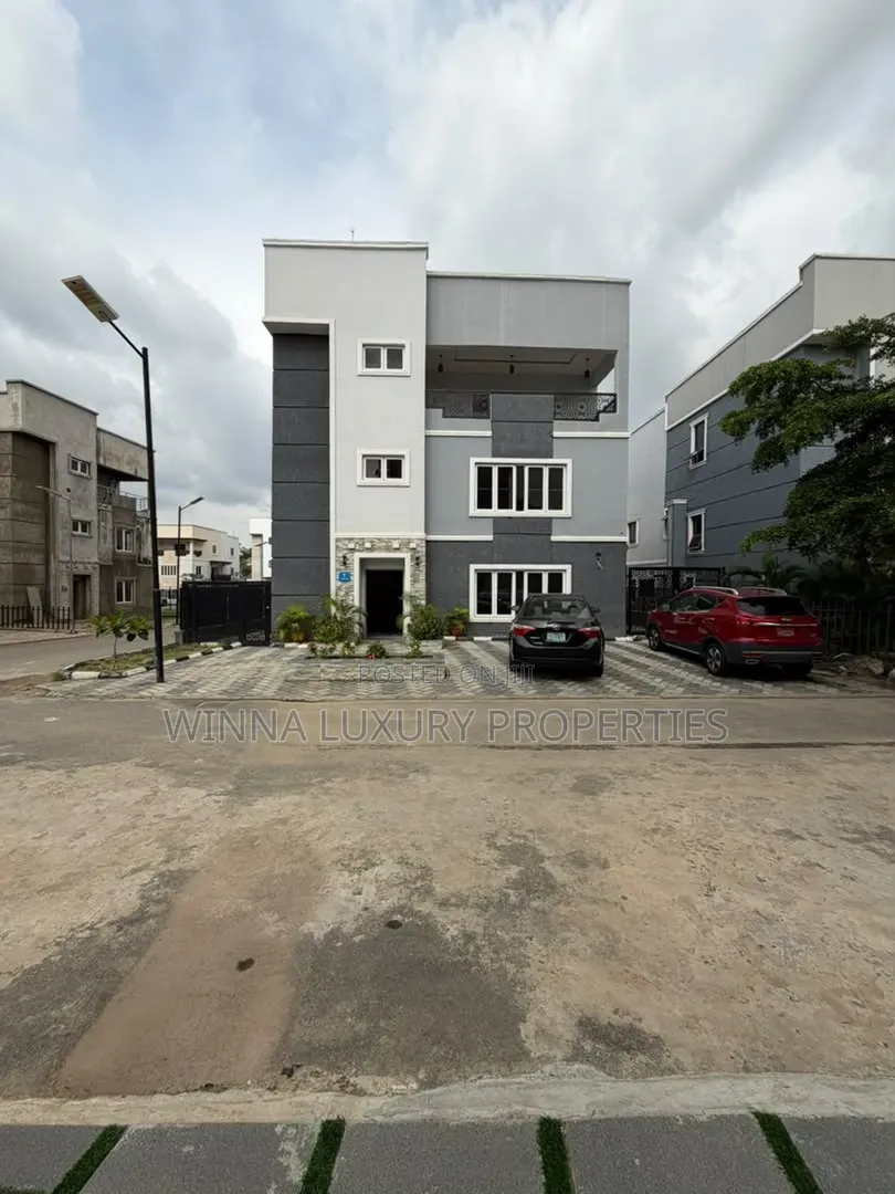 6bdrm Duplex in Brains And Hammers, Apo District for sale in Apo District