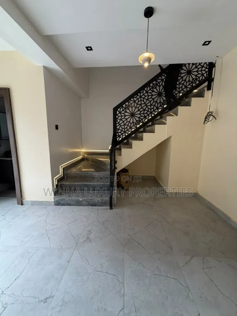 6bdrm Duplex in Brains And Hammers, Apo District for sale in Apo District
