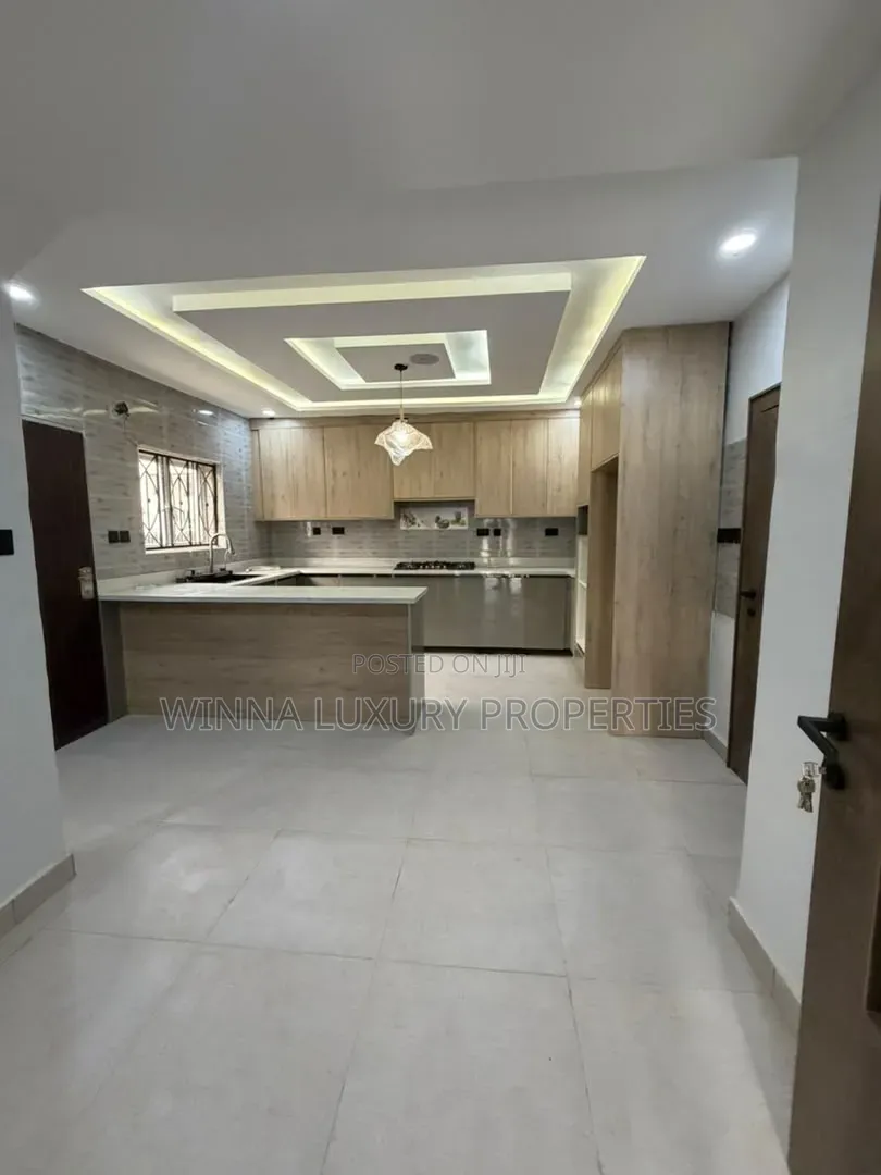 6bdrm Duplex in Brains And Hammers, Apo District for sale in Apo District