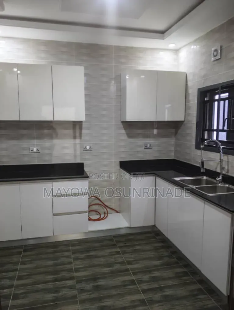 2bdrm Apartment in Kolapo Ishola Gra, Akobo for rent in Akobo