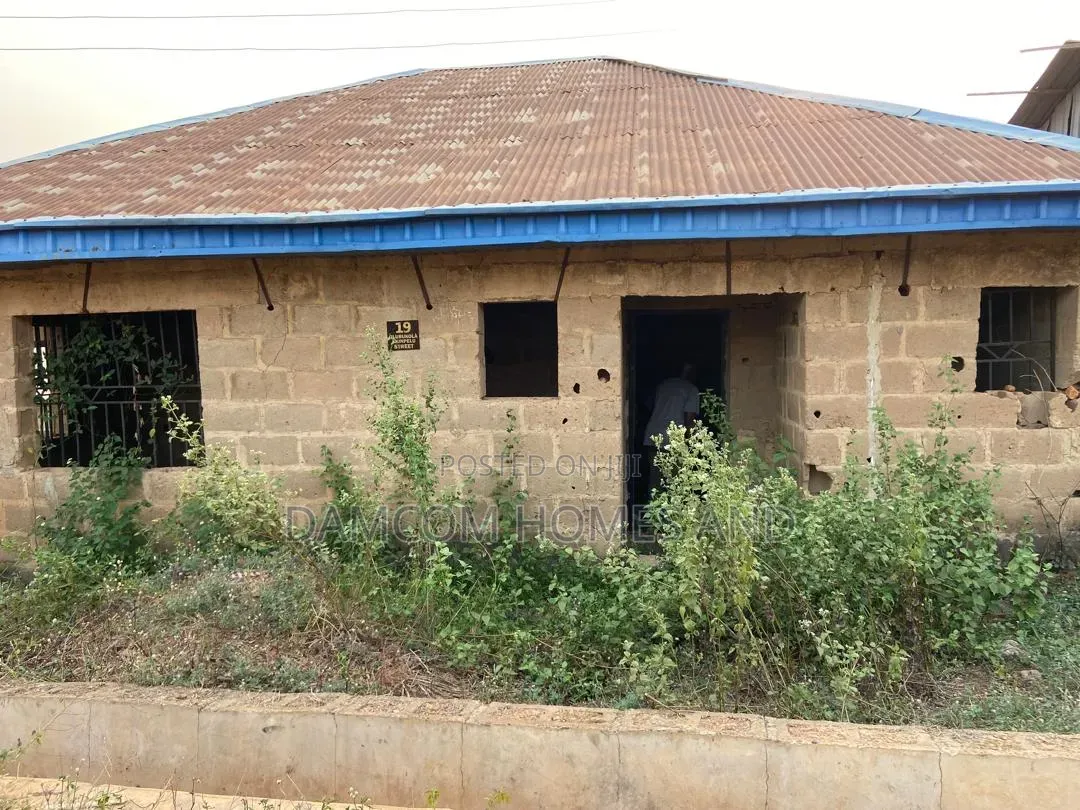 3bdrm Apartment in Ojimi, Apata for sale in Apata
