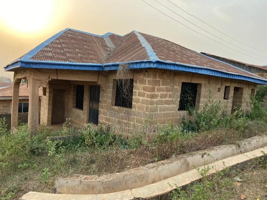 3bdrm Apartment in Ojimi, Apata for sale in Apata