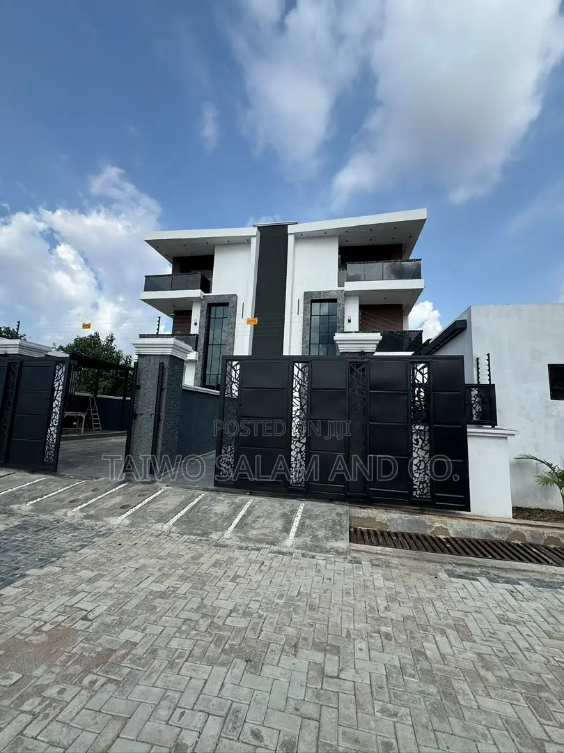 4bdrm Duplex in Oluyole Estate for sale in Oluyole Estate
