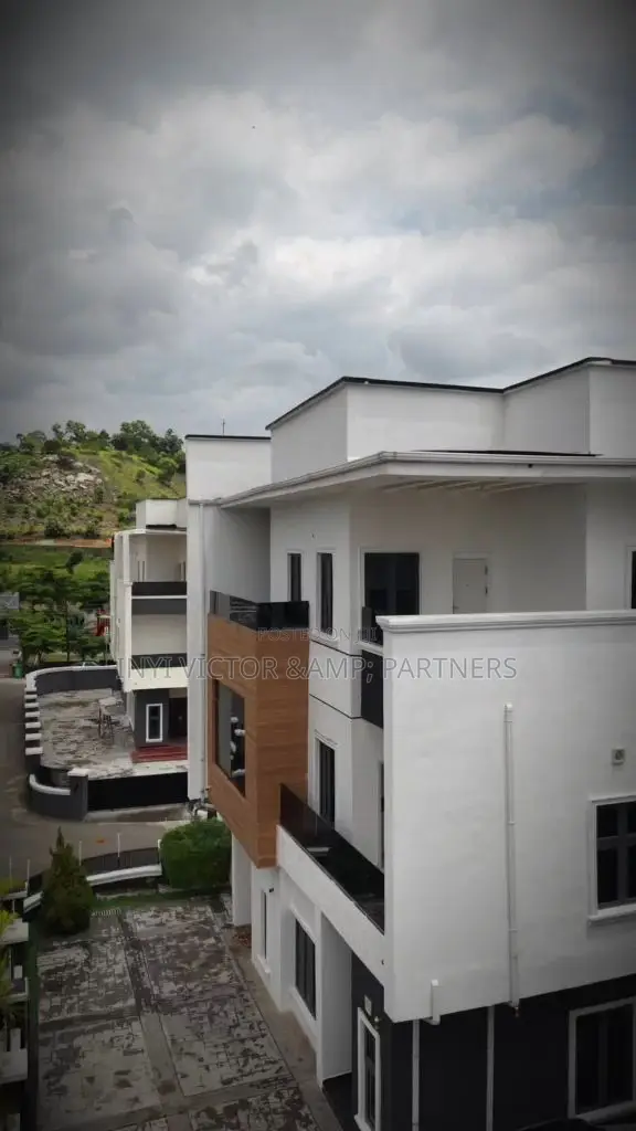 5bdrm Duplex in Idu Industrial for sale in Idu Industrial