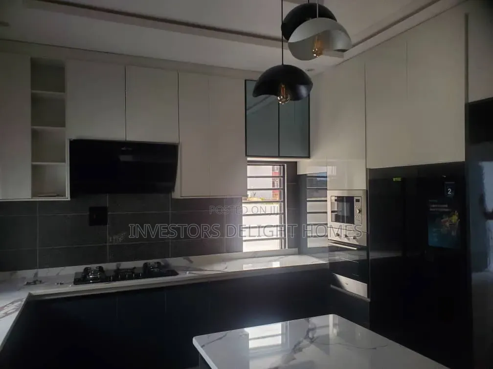 4bdrm Duplex in Oshimili South for sale in Oshimili South