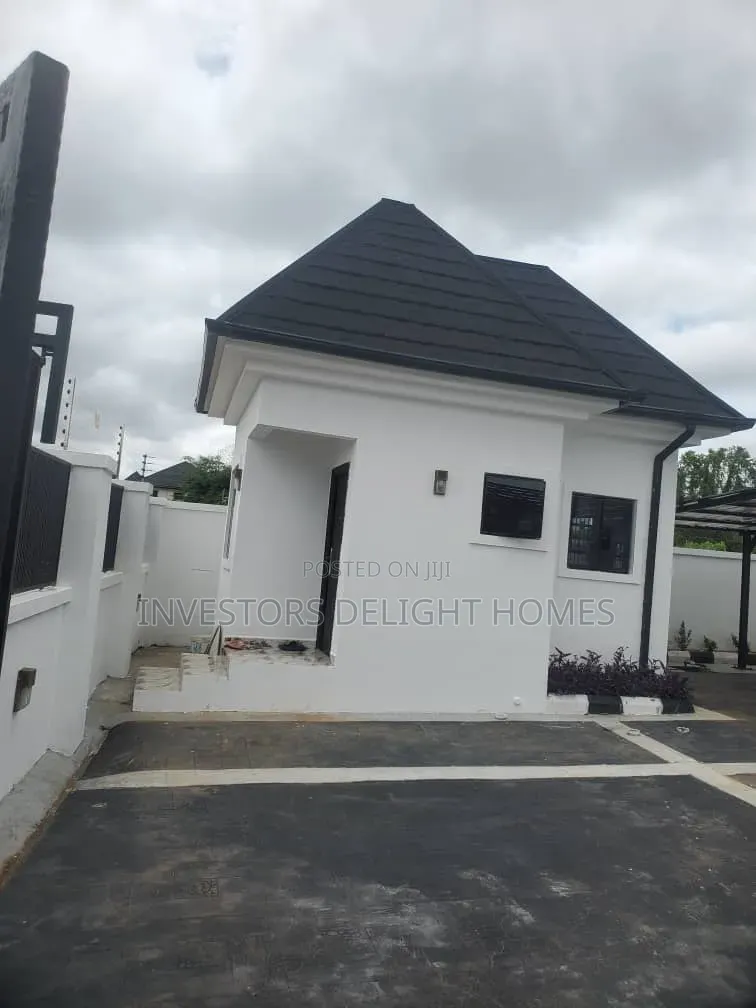5bdrm Duplex in Oshimili South for sale in Oshimili South