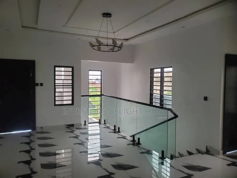 5bdrm Duplex in Oshimili South for sale in Oshimili South