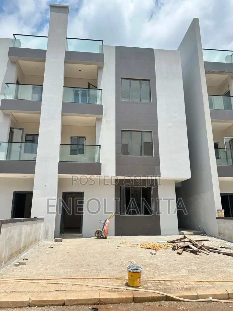 5bdrm Duplex in Life Camp for sale in Life Camp