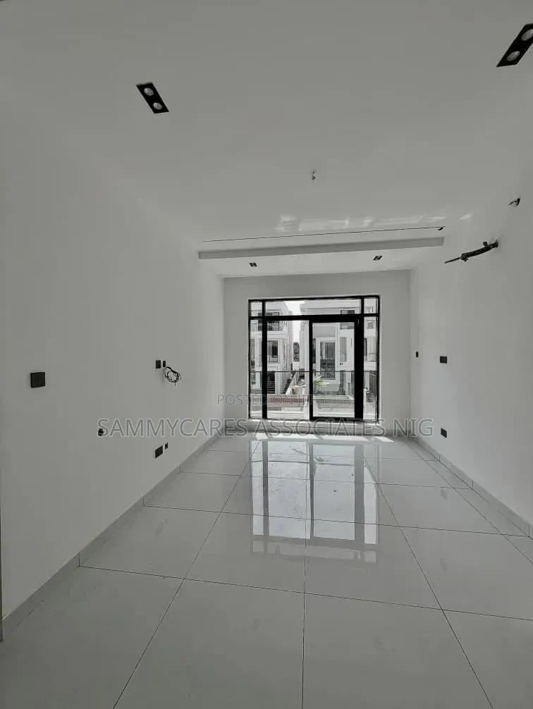 Furnished 3bdrm Apartment in Lekki Phase 1 for sale in Lekki Phase 1
