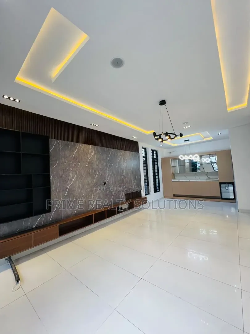 5bdrm Duplex in Ikota for sale in Ikota