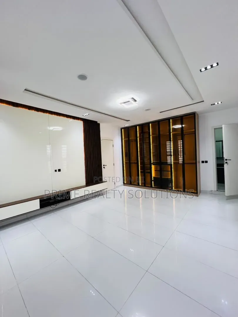 5bdrm Duplex in Ikota for sale in Ikota