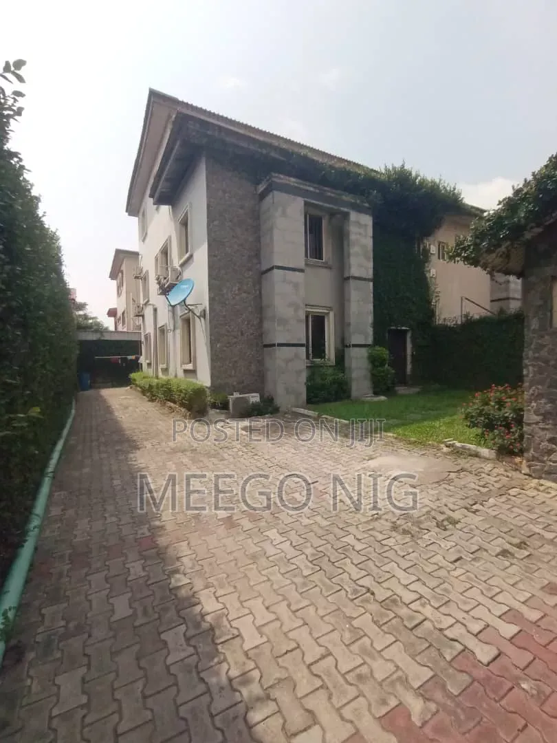 4bdrm Duplex in Off Admiralty Way for sale in Lekki Phase 1