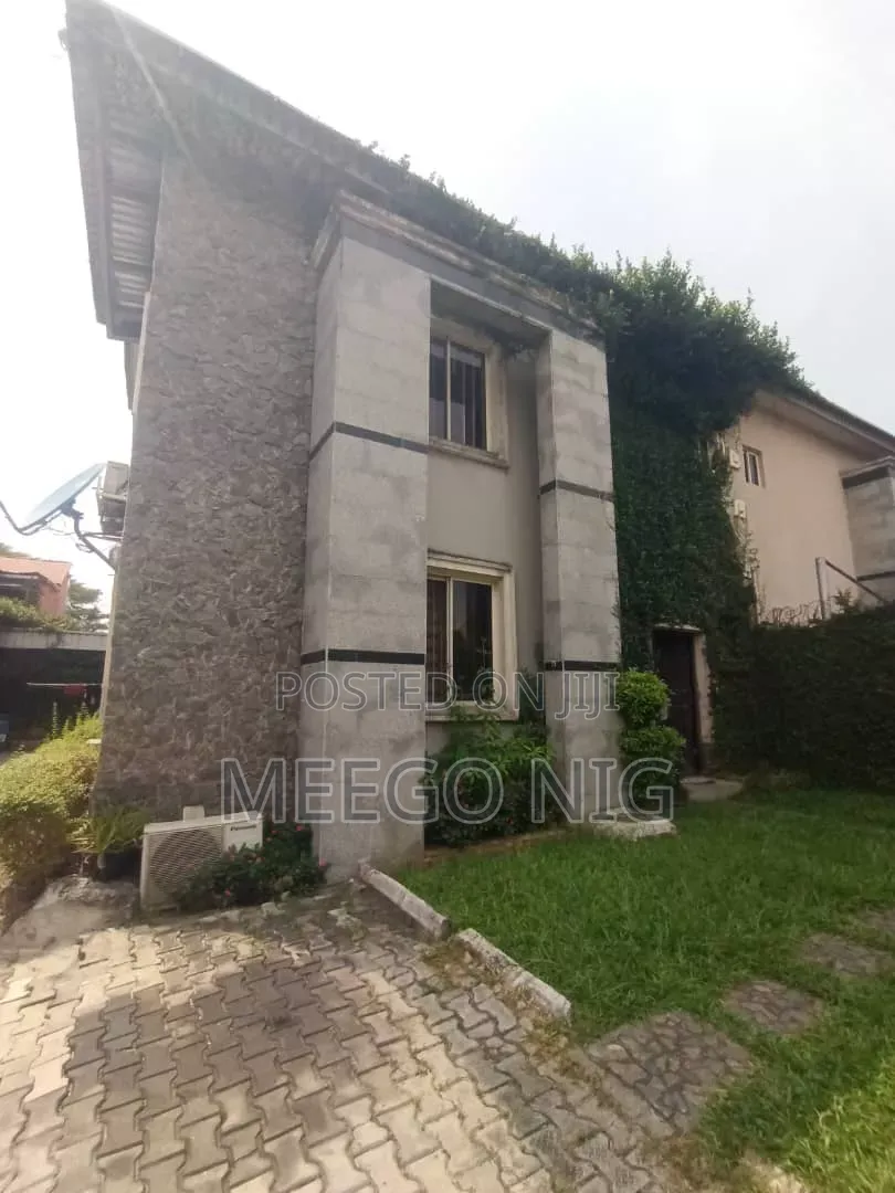 4bdrm Duplex in Off Admiralty Way for sale in Lekki Phase 1