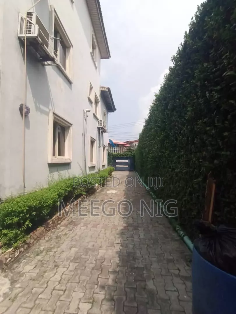 4bdrm Duplex in Off Admiralty Way for sale in Lekki Phase 1