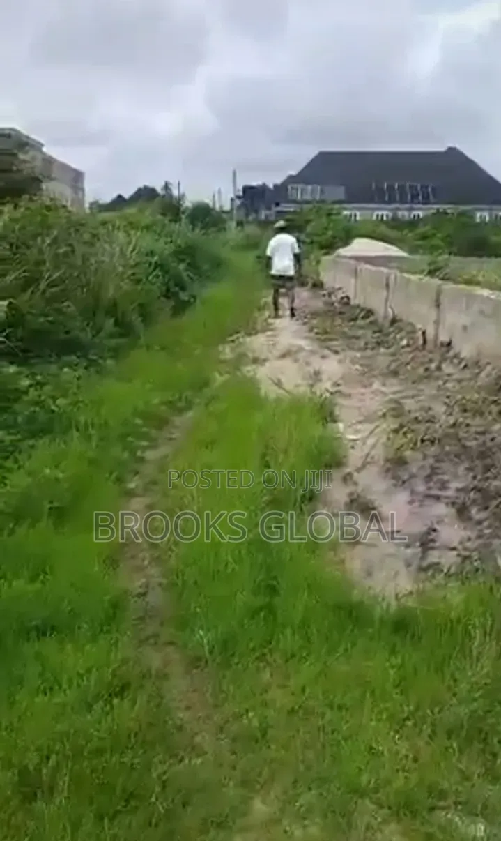Flat Land of 100/100 Feet Ugbomro Close to U2 Hotel for Sale in Uvwie